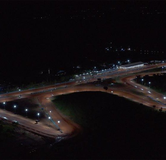 O autódromo Bom Futuro está localizado na Avenida dos Florais, na região da estrada da Guia, em Cuiabá.